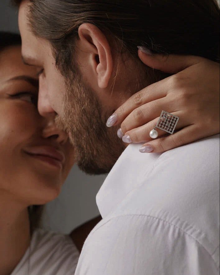Amulet Ring with Pearl | Rhodium
