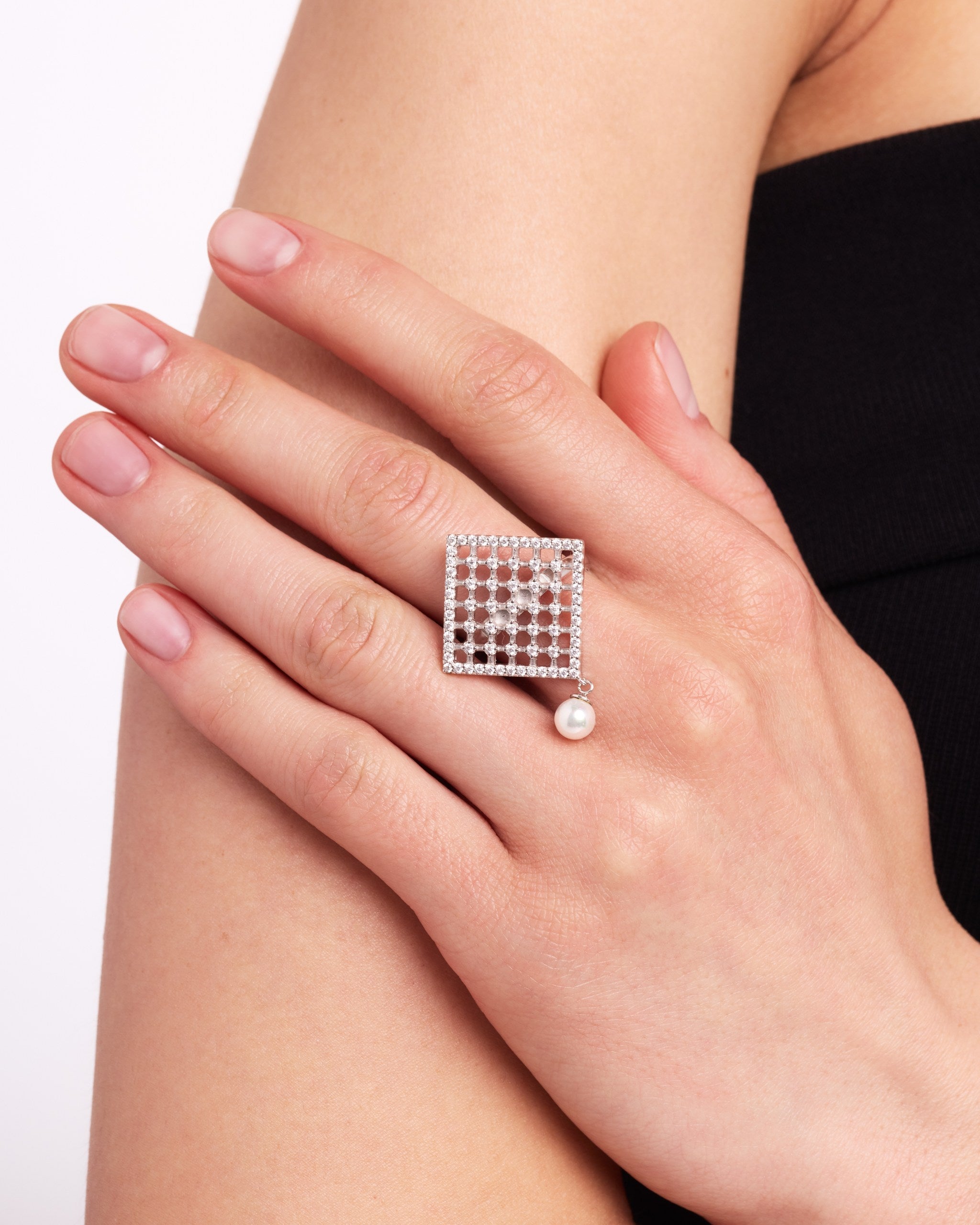 Amulet Ring with Pearl | Rhodium
